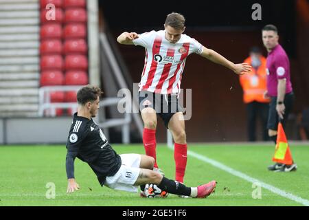 SUNDERLAND, GROSSBRITANNIEN. 16. AUGUST Sam Wilding von Sunderland und Luke Harris von Fulham in Aktion während des PL 2 Division 2-Spiels zwischen Sunderland und Fulham am Montag, den 16. August 2021 im Stadium of Light, Sunderland. (Kredit: Will Matthews | MI News) Kredit: MI News & Sport /Alamy Live News Stockfoto