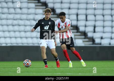 SUNDERLAND, GROSSBRITANNIEN. 16. AUGUST Adrion Pajaziti von Fulham und Harrison Sohna von Sunderland in Aktion während des PL 2 Division 2-Spiels zwischen Sunderland und Fulham im Stadium of Light, Sunderland am Montag, 16. August 2021. (Kredit: Will Matthews | MI News) Kredit: MI News & Sport /Alamy Live News Stockfoto