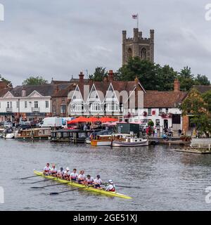 Henley-upon-Thames, Oxfordshire, Großbritannien. Die Henley Royal Regatta, Covid, passte die Rennen mit traditionellen Vorläufen an und führte zum großen Finale am Sonntag im August Stockfoto