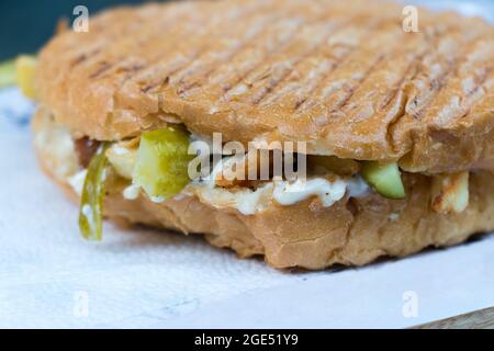 Fast Food. Shawarma Sandwich - gegrilltes Hähnchenfleisch und Gemüse in Brot Stockfoto