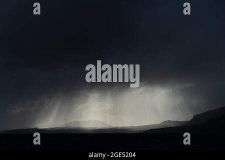 Pucon, Araukanien, Chile. August 2021. Der Blick über den Lago Villarrica, vom Strand Pucon, am ersten Tag eines von der Hauptstadt Santiago verkündeten Sturms nach Südchile. Es wird erwartet, dass es sich um den Hauptregen des Jahres in der südlichen Zentralzone Chiles handelt. (Bild: © Matias Basualdo/ZUMA Press Wire) Bild: ZUMA Press, Inc./Alamy Live News Stockfoto