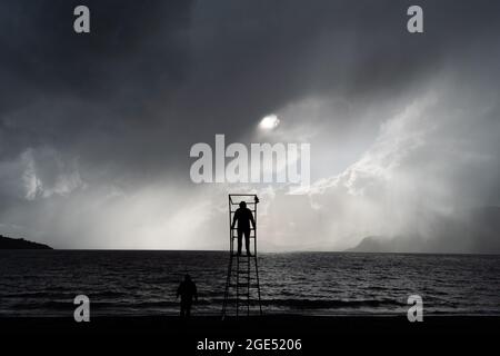 Pucon, Araukanien, Chile. August 2021. Mitten in einem Sturm in Pucon, im Süden Chiles, steigt eine Person in den Rettungsschwimmerstuhl. Ein Sturm wird von der Hauptstadt Santiago nach Südchile prognostiziert. Es wird erwartet, dass es sich um den Hauptregen des Jahres in der südlichen Zentralzone Chiles handelt. (Bild: © Matias Basualdo/ZUMA Press Wire) Bild: ZUMA Press, Inc./Alamy Live News Stockfoto