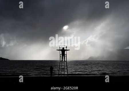 Pucon, Araukanien, Chile. August 2021. Mitten in einem Sturm in Pucon, im Süden Chiles, steigt eine Person in den Rettungsschwimmerstuhl. Ein Sturm wird von der Hauptstadt Santiago nach Südchile prognostiziert. Es wird erwartet, dass es sich um den Hauptregen des Jahres in der südlichen Zentralzone Chiles handelt. (Bild: © Matias Basualdo/ZUMA Press Wire) Bild: ZUMA Press, Inc./Alamy Live News Stockfoto