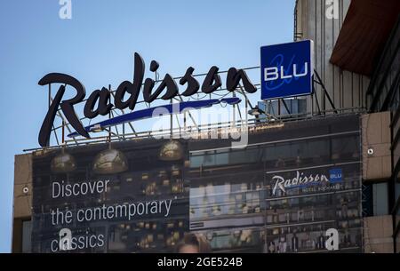 Bukarest, Rumänien - 12. August 2021: Logo des Radisson Blu Hotel Bucharest. Dieses Bild ist nur für redaktionelle Zwecke bestimmt. Stockfoto