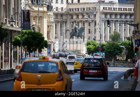 Bukarest, Rumänien - 12. August 2021: Die Statue von König Carol I. von Rumänien vor der zentralen Universitätsbibliothek "Carol I" in Bukarest. Stockfoto
