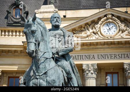 Bukarest, Rumänien - 12. August 2021: Die Statue von König Carol I. von Rumänien vor der zentralen Universitätsbibliothek "Carol I" in Bukarest. Stockfoto