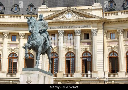 Bukarest, Rumänien - 12. August 2021: Die Statue von König Carol I. von Rumänien vor der zentralen Universitätsbibliothek "Carol I" in Bukarest. Stockfoto