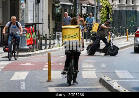 Bukarest, Rumänien - 12. August 2021: Glovo-Kuriere liefern Lebensmittel in Bukarest, Rumänien. Stockfoto