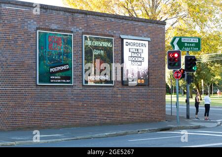 Konzertplakate mit obligatorischen Verschubbenachrichtigungen am Hordern Pavilion Live-Musik-Veranstaltungsort in Sydney, Australien, während des COVID-19. Stockfoto