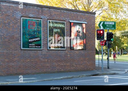 Konzertplakate mit obligatorischen Verschubbenachrichtigungen am Hordern Pavilion Live-Musik-Veranstaltungsort in Sydney, Australien, während des COVID-19. Stockfoto