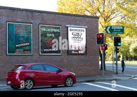 Konzertplakate mit obligatorischen Verschubbenachrichtigungen am Hordern Pavilion Live-Musik-Veranstaltungsort in Sydney, Australien, während des COVID-19. Stockfoto