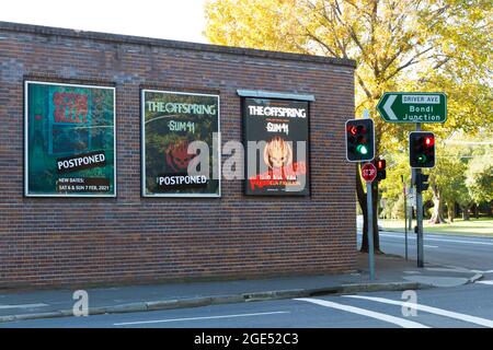 Konzertplakate mit obligatorischen Verschubbenachrichtigungen am Hordern Pavilion Live-Musik-Veranstaltungsort in Sydney, Australien, während des COVID-19. Stockfoto