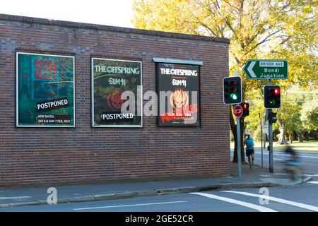 Konzertplakate mit obligatorischen Verschubbenachrichtigungen am Hordern Pavilion Live-Musik-Veranstaltungsort in Sydney, Australien, während des COVID-19. Stockfoto