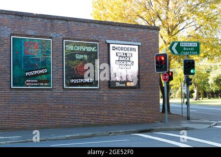 Konzertplakate mit obligatorischen Verschubbenachrichtigungen am Hordern Pavilion Live-Musik-Veranstaltungsort in Sydney, Australien, während des COVID-19. Stockfoto