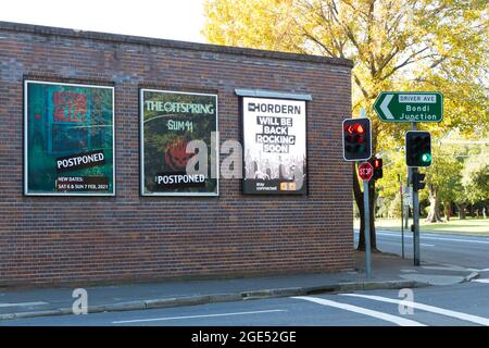 Konzertplakate mit obligatorischen Verschubbenachrichtigungen am Hordern Pavilion Live-Musik-Veranstaltungsort in Sydney, Australien, während des COVID-19. Stockfoto