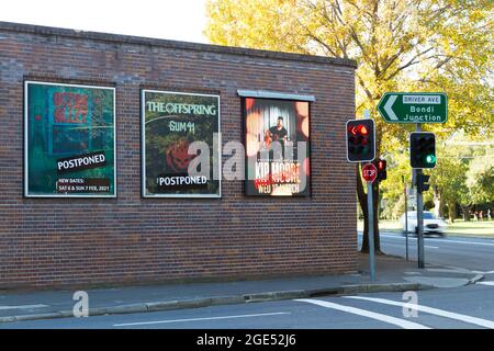 Konzertplakate mit obligatorischen Verschubbenachrichtigungen am Hordern Pavilion Live-Musik-Veranstaltungsort in Sydney, Australien, während des COVID-19. Stockfoto