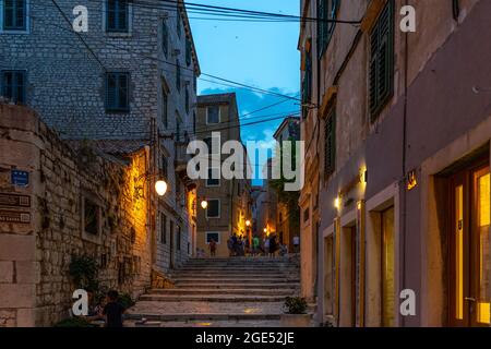 Schöne Straße in der Altstadt von Sibenik, Kroatien Stockfoto