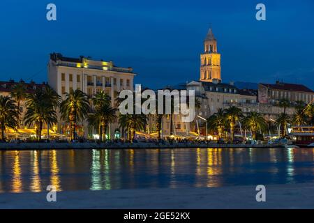 Split Altstadt mit der Promenade und St. Domnius Kathedrale im Hintergrund, während Sonnenuntergang, Kroatien Stockfoto