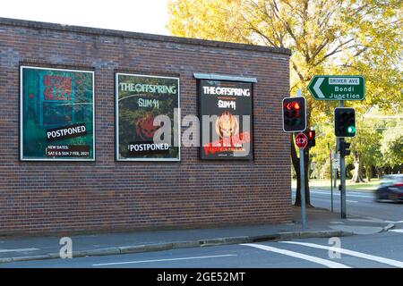 Konzertplakate mit obligatorischen Verschubbenachrichtigungen am Hordern Pavilion Live-Musik-Veranstaltungsort in Sydney, Australien, während des COVID-19. Stockfoto