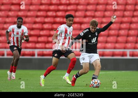 SUNDERLAND, GROSSBRITANNIEN. 16. AUGUST Adrion Pajaziti von Fulham und Harrison Sohna von Sunderland in Aktion während des PL 2 Division 2-Spiels zwischen Sunderland und Fulham im Stadium of Light, Sunderland am Montag, 16. August 2021. (Kredit: Will Matthews | MI News) Kredit: MI News & Sport /Alamy Live News Stockfoto