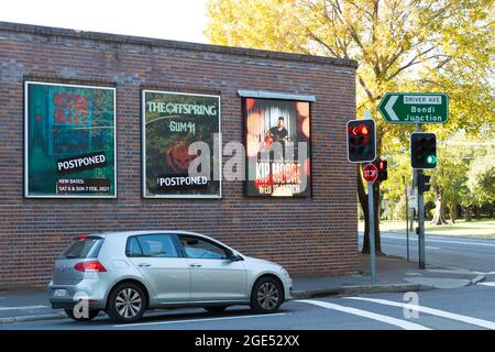 Konzertplakate mit obligatorischen Verschubbenachrichtigungen am Hordern Pavilion Live-Musik-Veranstaltungsort in Sydney, Australien, während des COVID-19. Stockfoto