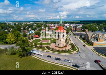 Die Münsterberger Plaza und der Uhrturm in Berne Indiana Stockfoto