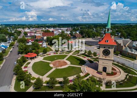 Die Münsterberger Plaza und der Uhrturm in Berne Indiana Stockfoto