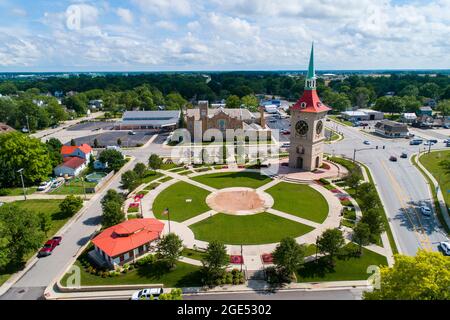 Die Münsterberger Plaza und der Uhrturm in Berne Indiana Stockfoto