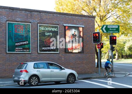 Konzertplakate mit obligatorischen Verschubbenachrichtigungen am Hordern Pavilion Live-Musik-Veranstaltungsort in Sydney, Australien, während des COVID-19. Stockfoto