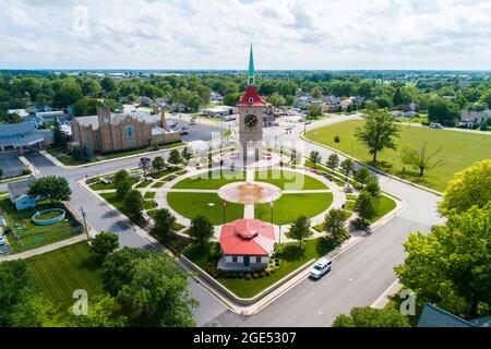 Die Münsterberger Plaza und der Uhrturm in Berne Indiana Stockfoto