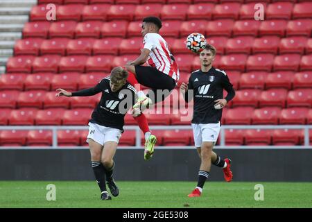 SUNDERLAND, GROSSBRITANNIEN. 16. AUGUST Harrison Sohna von Sunderland fordert Jonathon Page of Fulham während des PL 2 Division 2-Matches zwischen Sunderland und Fulham am Montag, den 16. August 2021 im Stadium of Light, Sunderland, heraus. (Quelle: Will Matthews | MI News) Stockfoto