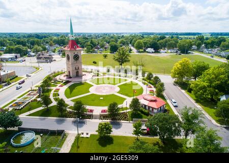 Die Münsterberger Plaza und der Uhrturm in Berne Indiana Stockfoto