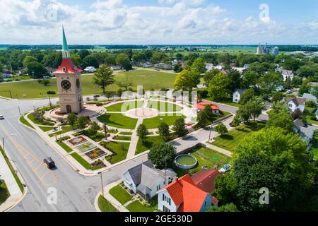 Die Münsterberger Plaza und der Uhrturm in Berne Indiana Stockfoto