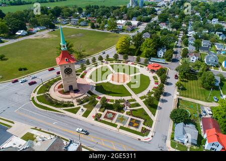 Die Münsterberger Plaza und der Uhrturm in Berne Indiana Stockfoto