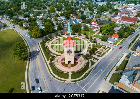 Die Münsterberger Plaza und der Uhrturm in Berne Indiana Stockfoto