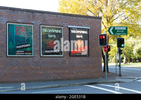 Konzertplakate mit obligatorischen Verschubbenachrichtigungen am Hordern Pavilion Live-Musik-Veranstaltungsort in Sydney, Australien, während des COVID-19. Stockfoto