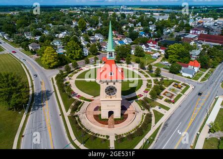 Die Münsterberger Plaza und der Uhrturm in Berne Indiana Stockfoto