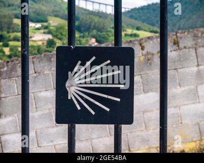 MONDONEDO, SPANIEN - 08. AUGUST 2021: Jakobsmuschel-Schild, das auf dem metallischen Zaun in der Altstadt von Mondonedo, Lugo, Galicien, Spanien eingemeißelt ist Stockfoto