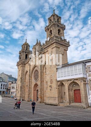 MONDONEDO, SPANIEN - 08. AUGUST 2021: Römisch-katholische Kathedrale in der Stadt Mondonedo, Lugo, Galizien, Spanien Stockfoto