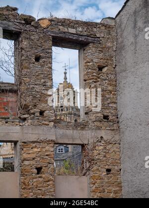 MONDONEDO, SPANIEN - 08. AUGUST 2021: Blick auf die Kathedrale in der Stadt Mondonedo durch die Ruinen,Lugo,Galicien,Spanien Stockfoto