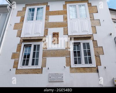 MONDONEDO, SPANIEN - 08. AUGUST 2021: Marmorplatte und Porträt, das ein Zuhause des Schriftstellers, Journalisten und offiziellen Stadtchronikers Eduardo Lence Santar markiert, Stockfoto