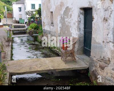 MONDONEDO, SPANIEN - 08. AUGUST 2021: Steinbrücke vor dem Eingang des Gebäudes in der alten Nachbarschaft von Mühlen und Handwerkern in der Stadt Mondo Stockfoto