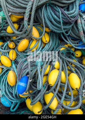 LUARCA, SPANIEN - 4. DEZEMBER 2016: Blaue und gelbe Angelausrüstung am Fischmarkt Pier in Luarca, Spanien. Stockfoto