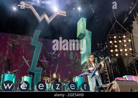 Chicago, USA. August 2021. Patrick Wilson und der Fluss Cuomo von Weezer während der Hella Mega Tour im Wrigley Field am 15. August 2021 in Chicago, Illinois (Foto: Daniel DeSlover/Sipa USA) Quelle: SIPA USA/Alamy Live News Stockfoto