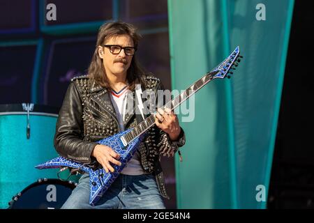 Chicago, USA. August 2021. Rivers Cuomo of Weezer während der Hella Mega Tour am Wrigley Field am 15. August 2021 in Chicago, Illinois (Foto: Daniel DeSlover/Sipa USA) Quelle: SIPA USA/Alamy Live News Stockfoto