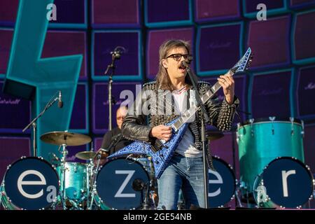 Chicago, USA. August 2021. Rivers Cuomo of Weezer während der Hella Mega Tour am Wrigley Field am 15. August 2021 in Chicago, Illinois (Foto: Daniel DeSlover/Sipa USA) Quelle: SIPA USA/Alamy Live News Stockfoto