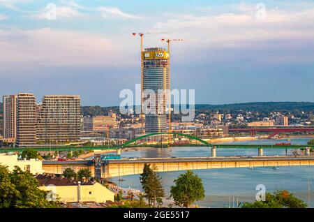 Blick auf die Brücken an der Sava von Belgrad aus Stockfoto