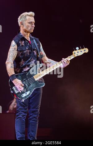 Chicago, USA. August 2021. Mike Dirnt vom Green Day während der Hella Mega Tour im Wrigley Field am 15. August 2021 in Chicago, Illinois (Foto: Daniel DeSlover/Sipa USA) Quelle: SIPA USA/Alamy Live News Stockfoto