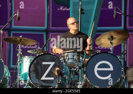 Chicago, USA. August 2021. Patrick Wilson von Weezer während der Hella Mega Tour im Wrigley Field am 15. August 2021 in Chicago, Illinois (Foto: Daniel DeSlover/Sipa USA) Quelle: SIPA USA/Alamy Live News Stockfoto