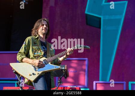 Chicago, USA. August 2021. Brian Bell von Weezer während der Hella Mega Tour im Wrigley Field am 15. August 2021 in Chicago, Illinois (Foto: Daniel DeSlover/Sipa USA) Quelle: SIPA USA/Alamy Live News Stockfoto